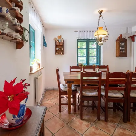 Dom Kamien Z Jacuzzi I Bilardem