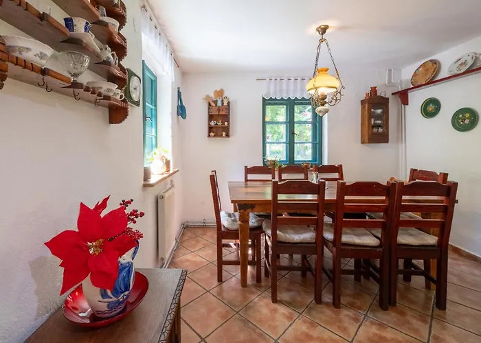 Dom Kamien Z Jacuzzi I Bilardem